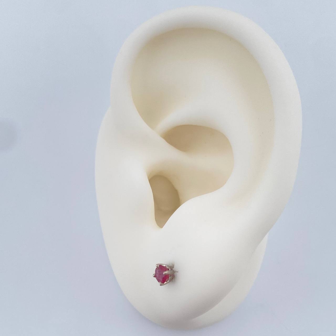 Topos Cuatro Garras Ruby 0.8gr / Oro Blanco 18K + Topos Cuatro Garras Ruby 0.8gr / Oro Blanco 18K +