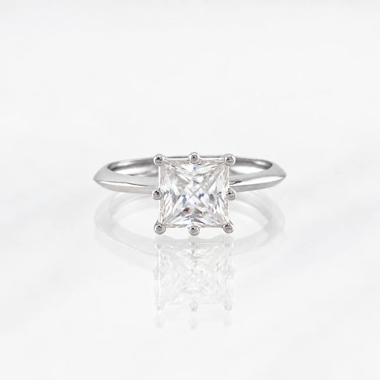 Anillo Solitario Moisanita 1 qts 1.8g / T5 1/2 Oro Blanco 18K