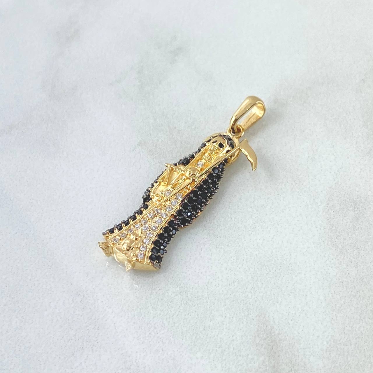 Dije Santa Muerte 2.75gr / 3.5cm / Cicones Blancos Negros Oro Amarillo 18K © Dije Santa Muerte 2.75gr / 3.5cm / Cicones Blancos Negros Oro Amarillo 18K ©