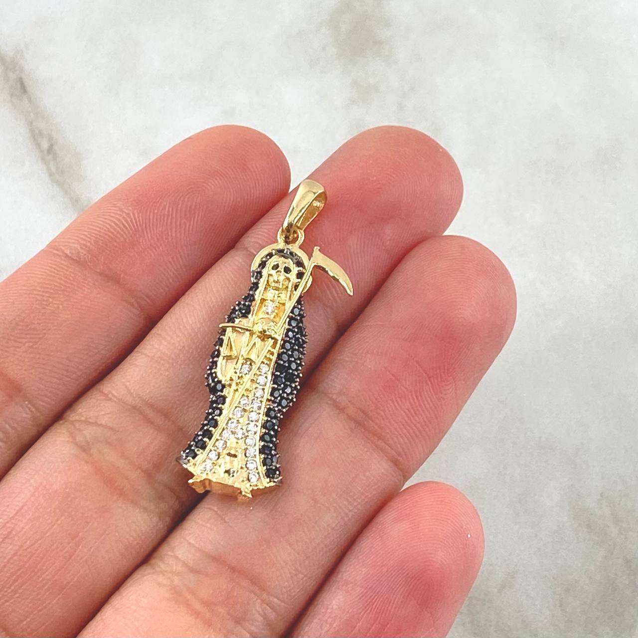 Dije Santa Muerte 2.75gr / 3.5cm / Cicones Blancos Negros Oro Amarillo 18K © Dije Santa Muerte 2.75gr / 3.5cm / Cicones Blancos Negros Oro Amarillo 18K ©