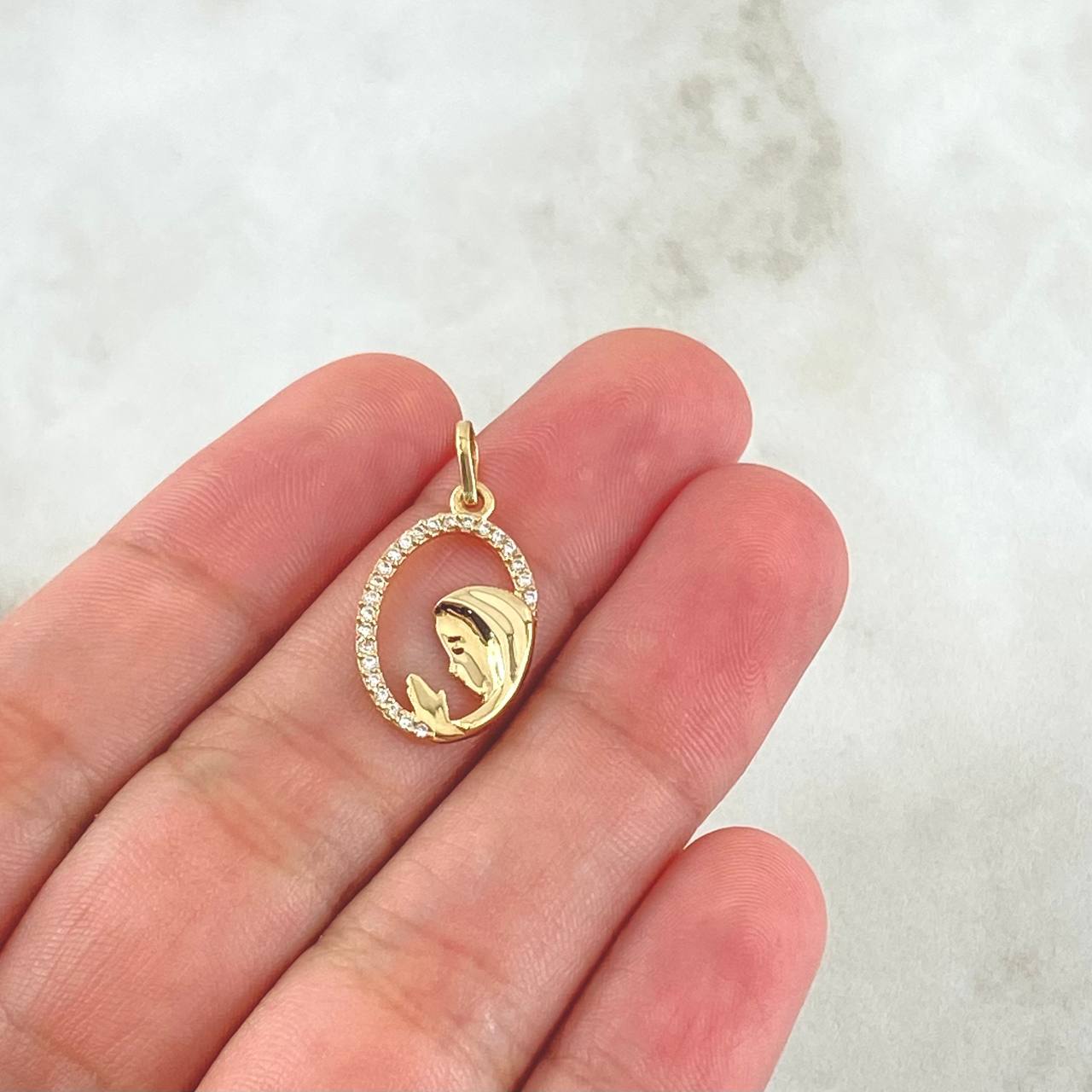 Dije Virgen Maria Circulo Floreado 1.1gr / 2.4cm / Circones Blancos Oro Amarillo 18K © Dije Virgen Maria Circulo Floreado 1.1gr / 2.4cm / Circones Blancos Oro Amarillo 18K ©