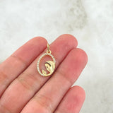 Dije Virgen Maria Circulo Floreado 1.1gr / 2.4cm / Circones Blancos Oro Amarillo 18K © Dije Virgen Maria Circulo Floreado 1.1gr / 2.4cm / Circones Blancos Oro Amarillo 18K ©