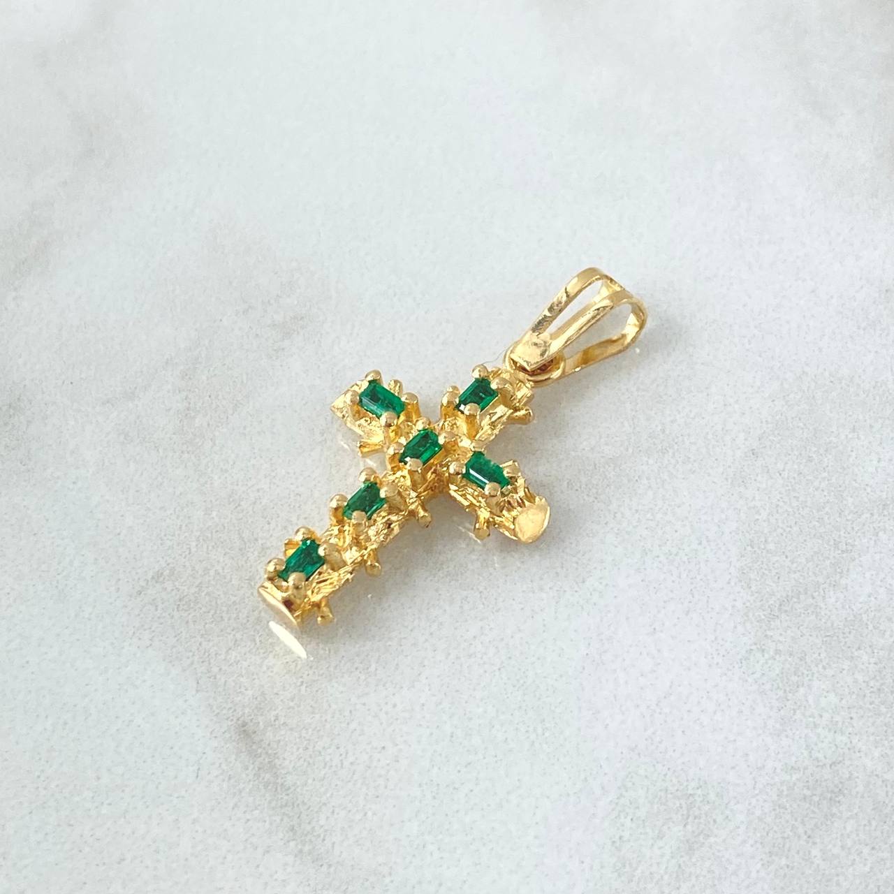 Dije Cruz Tronco 2.85gr / 3.2cm / Esmeraldas 12pts Oro Amarillo 18K (Joya) * Dije Cruz Tronco 2.85gr / 3.2cm / Esmeraldas 12pts Oro Amarillo 18K (Joya) *