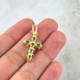 Dije Cruz Tronco 2.85gr / 3.2cm / Esmeraldas 12pts Oro Amarillo 18K (Joya) * Dije Cruz Tronco 2.85gr / 3.2cm / Esmeraldas 12pts Oro Amarillo 18K (Joya) *