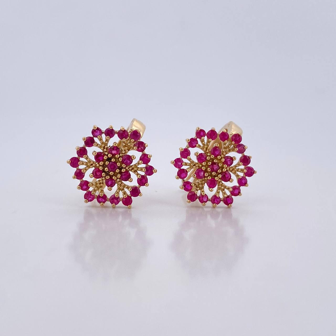 Topos Arete Mandala 3.45gr / Rubies 1.02 Qts Oro Amarillo 18K (Joya) & Topos Arete Mandala 3.45gr / Rubies 1.02 Qts Oro Amarillo 18K (Joya) &