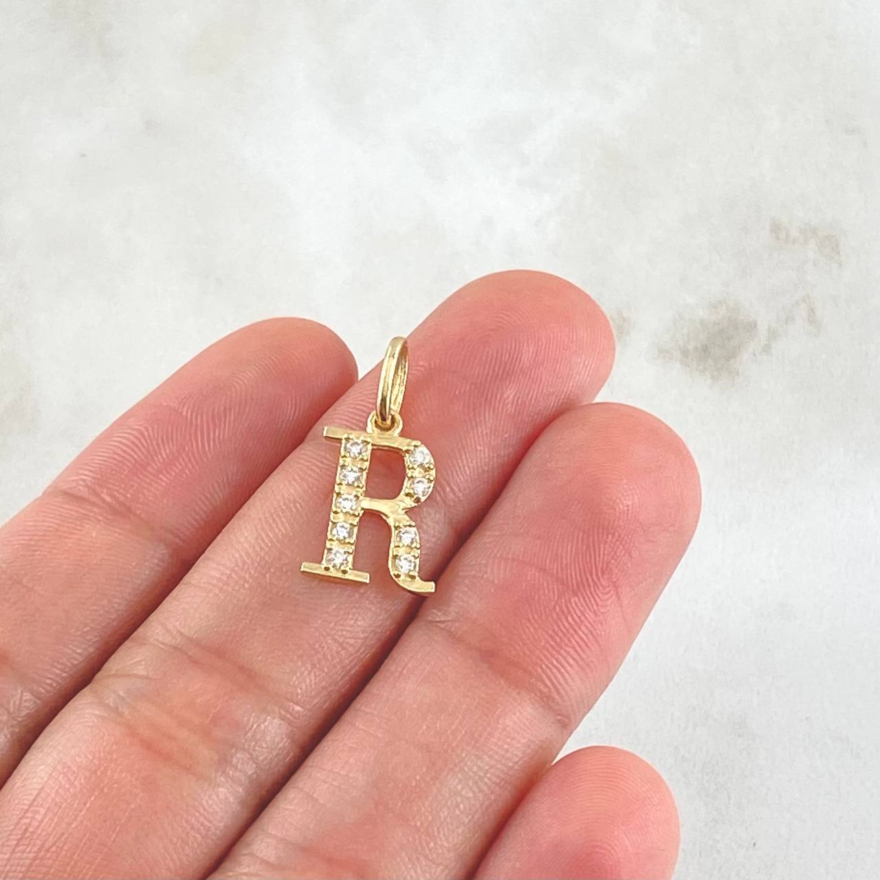 Dije Letra R Silueta 0.95gr / 2cm / Oro 18K Dije Letra R Silueta 0.95gr / 2cm / Oro 18K