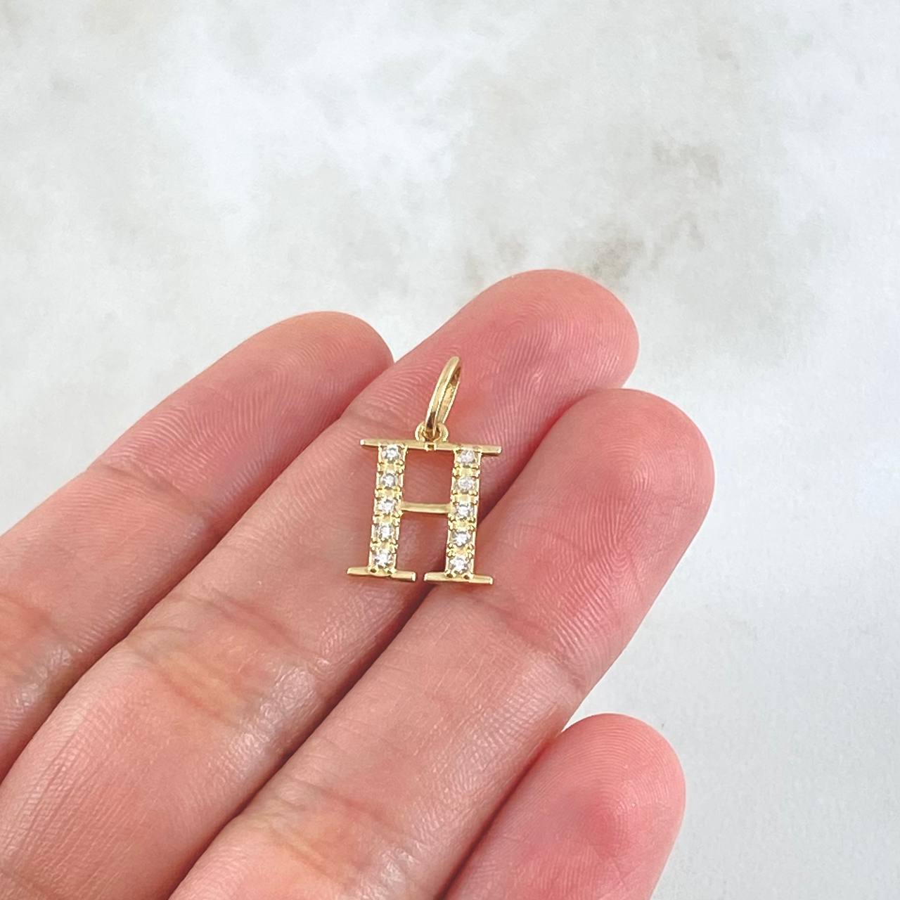 Dije Letra H Silueta 0.95gr / 2cm / Oro 18K Dije Letra H Silueta 0.95gr / 2cm / Oro 18K