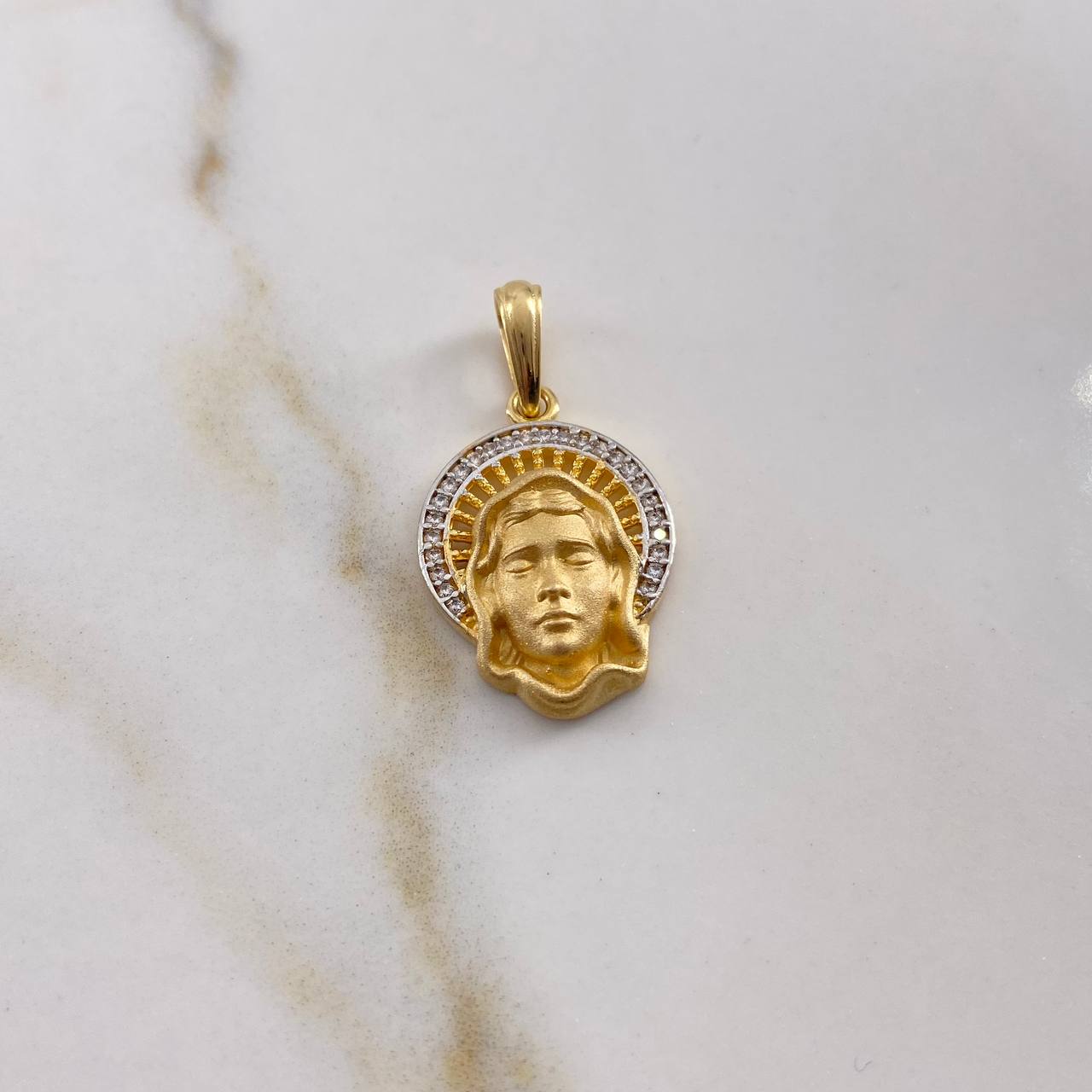 Dije Rostro Virgen Maria 3.4gr / 2.8cm / Circones Blancos Oro Amarillo 18K $ Dije Rostro Virgen Maria 3.4gr / 2.8cm / Circones Blancos Oro Amarillo 18K $