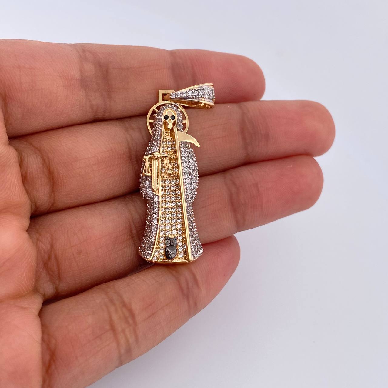 Dije Santa Muerte 7gr / 4.5cm / Circones Negros Blancos Tres Oros 18K & Dije Santa Muerte 7gr / 4.5cm / Circones Negros Blancos Tres Oros 18K &