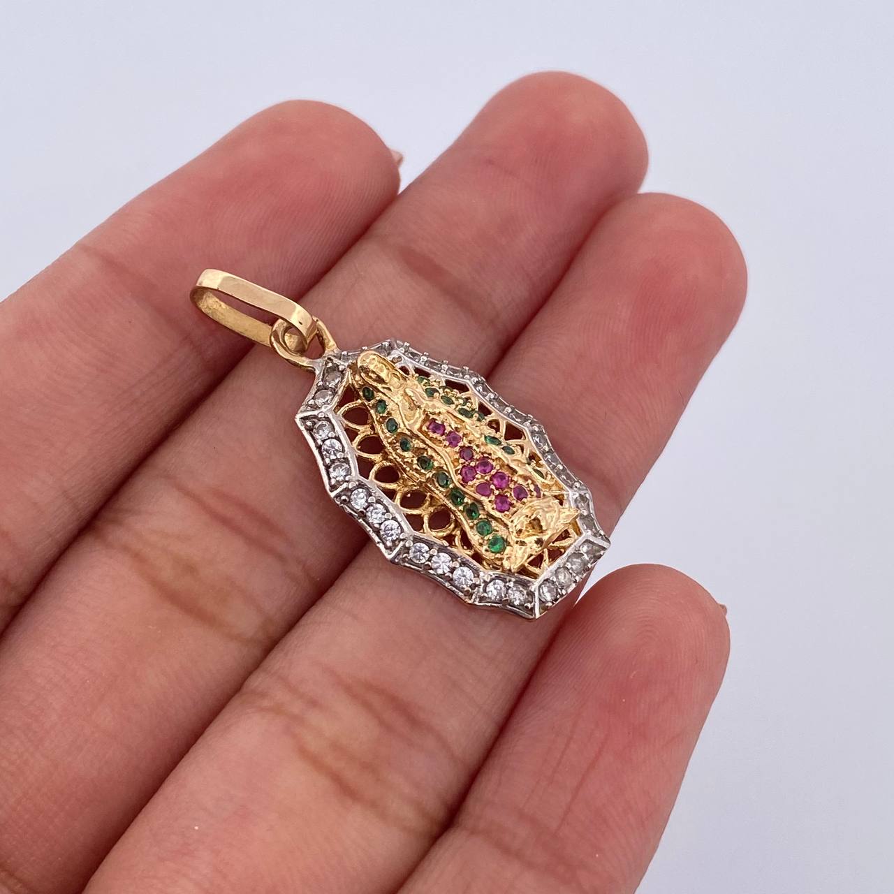Dije Virgen Guadalupe 3.5gr / 3.1cm / Circones Fucsias Verdes Blancos Dos Oros Amarillo Blanco 18K & Dije Virgen Guadalupe 3.5gr / 3.1cm / Circones Fucsias Verdes Blancos Dos Oros Amarillo Blanco 18K &