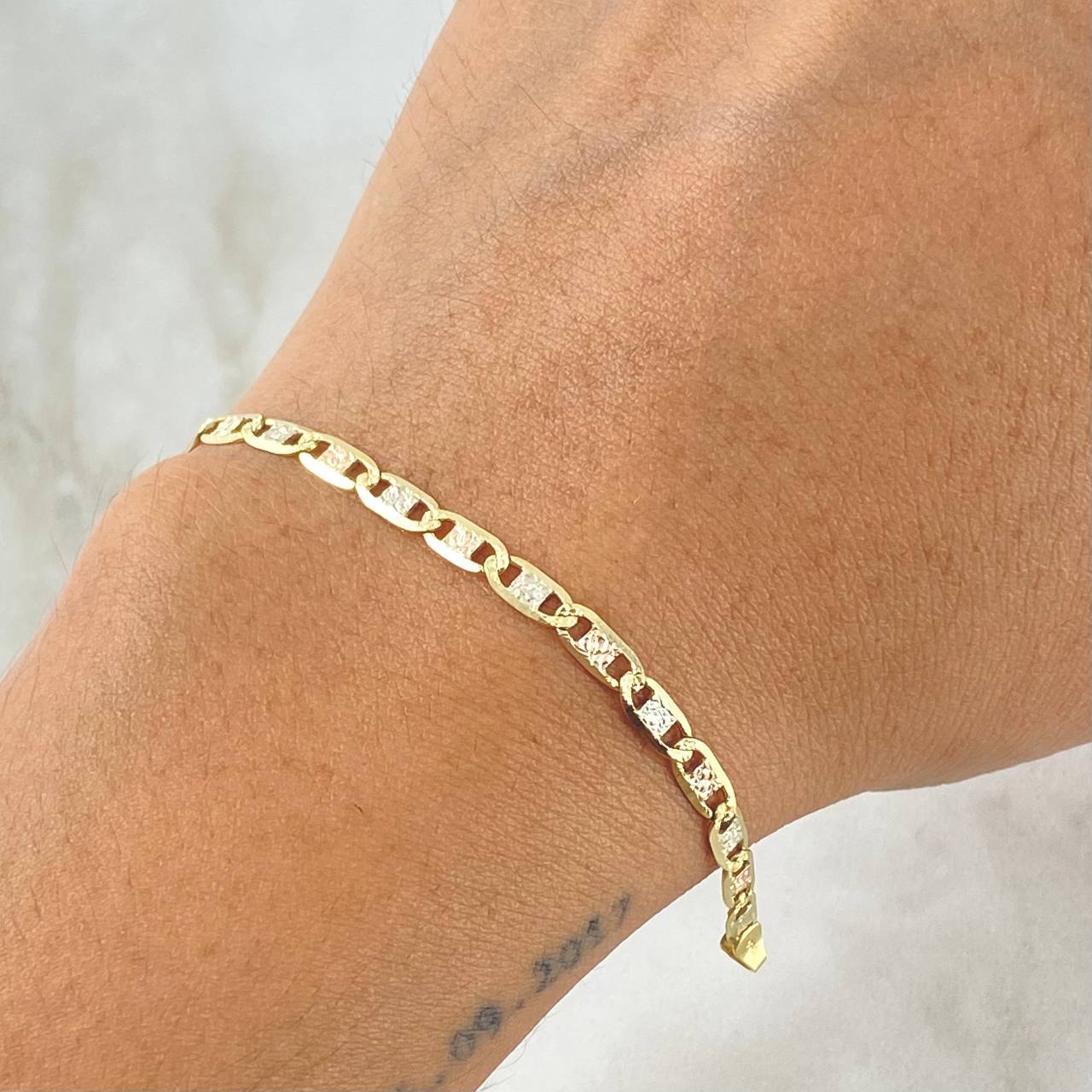 Pulso Plano 3.75gr / 19.5cm / 2.9mm Tres Oros +3 18K Pulso Plano 3.75gr / 19.5cm / 2.9mm Tres Oros +3 18K