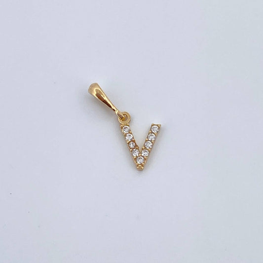 Dije Letra V 0.45gr / 1.5cm / Circones Blancos Oro Amarillo 18K &
