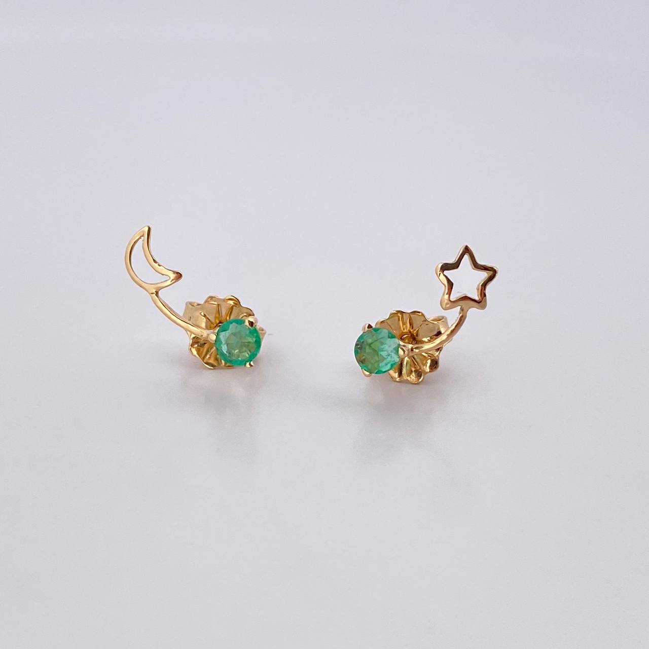 Topos Luna Y Estrella 0.85gr / Esmeralda 21 Pts Oro Amarillo 18K (Joya) & Topos Luna Y Estrella 0.85gr / Esmeralda 21 Pts Oro Amarillo 18K (Joya) &