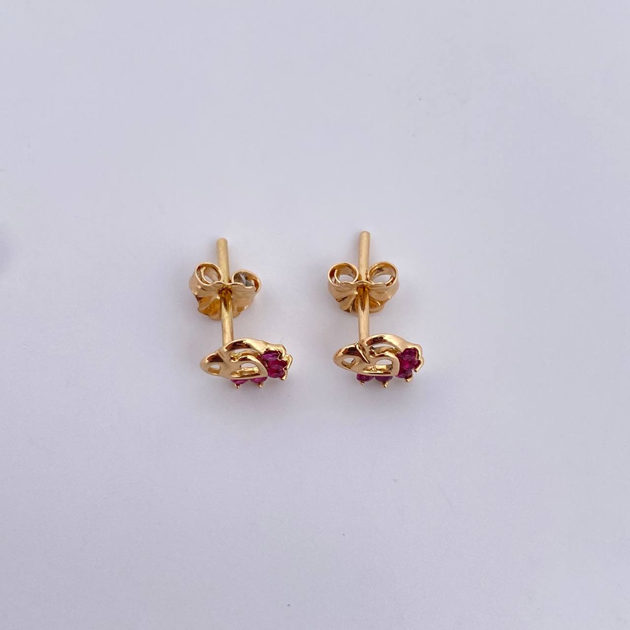 Topos Silueta Corazon Doble 0.95gr /  Rubíes 15 Pts Oro Amarillo 18K (Joya) & Topos Silueta Corazon Doble 0.95gr /  Rubíes 15 Pts Oro Amarillo 18K (Joya) &