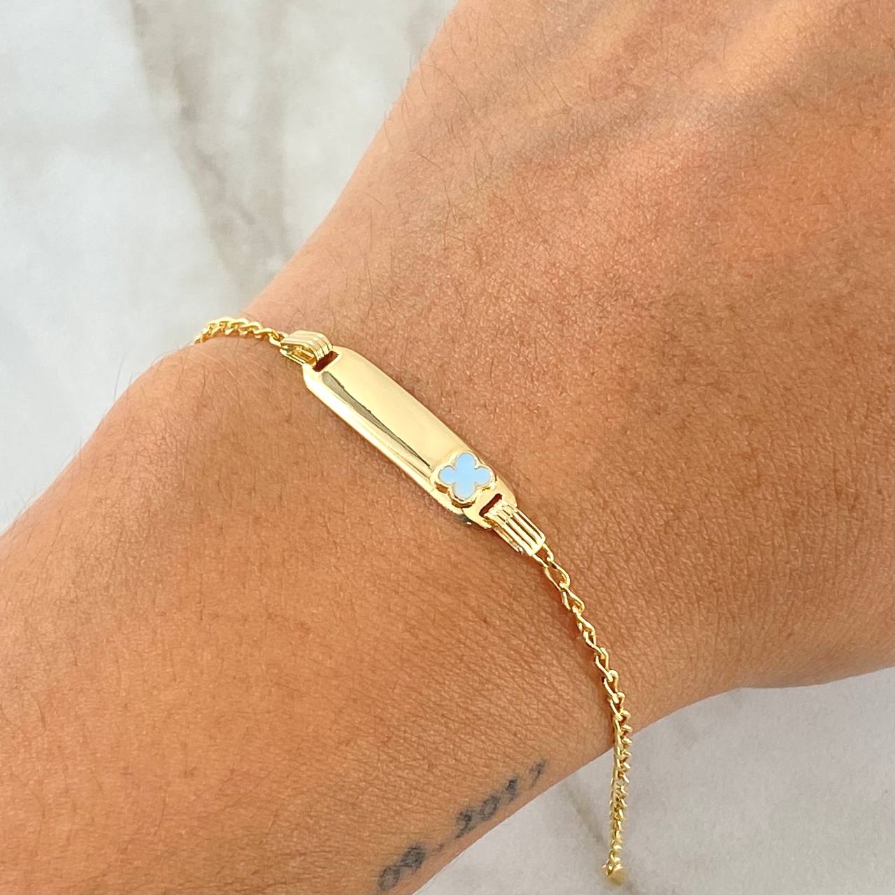 Pulso Bebé Espiga Placa Rectangular Trebol 1.7gr / 12cm-14cm / 1.6mm Resina Azul Graduable Oro Amarillo 18K * Pulso Bebé Espiga Placa Rectangular Trebol 1.7gr / 12cm-14cm / 1.6mm Resina Azul Graduable Oro Amarillo 18K *