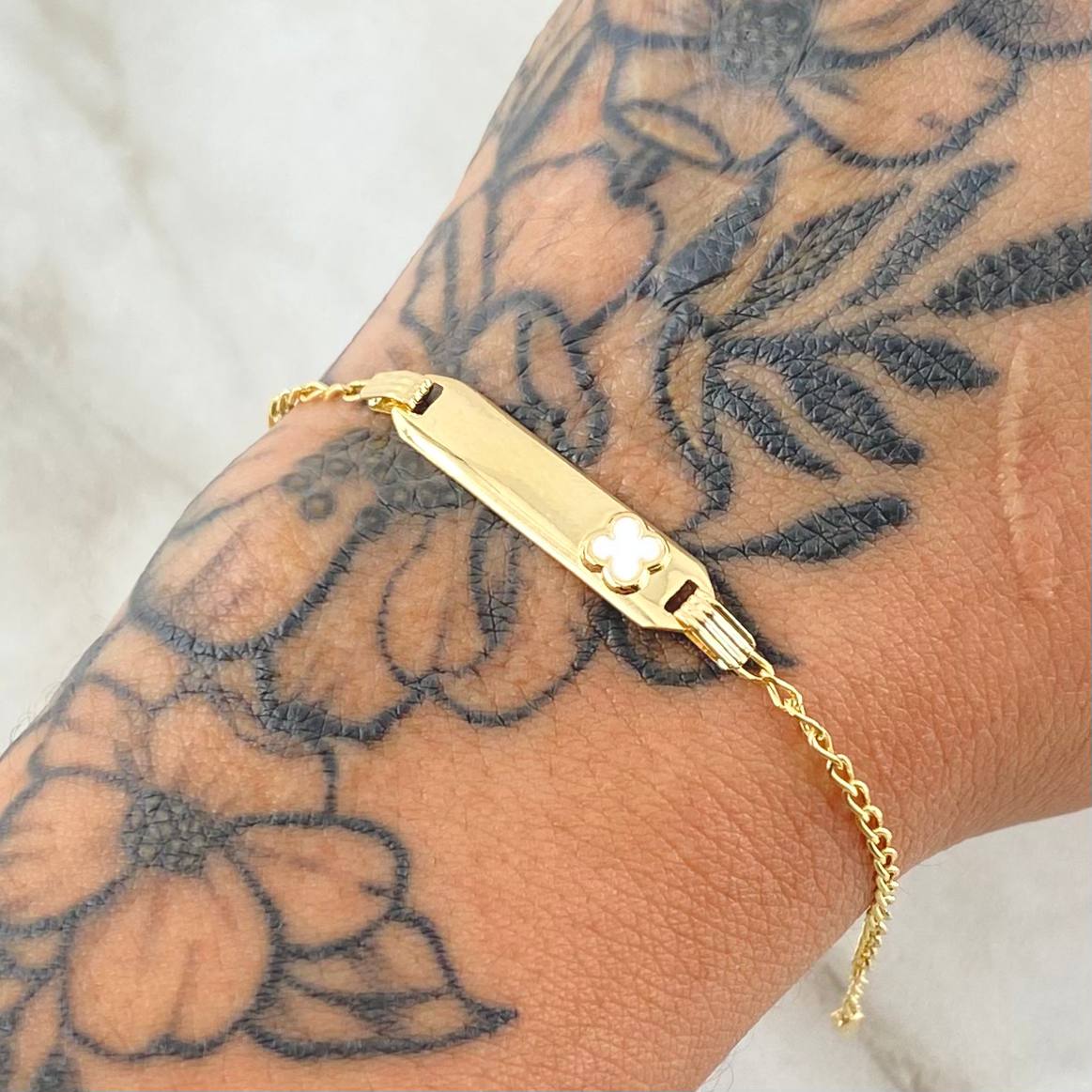 Pulso Bebé Espiga Placa Rectangular Trebol 1.75gr / 12cm-14cm / 1.6mm Resina Blanca Graduable Oro Amarillo 18K © Pulso Bebé Espiga Placa Rectangular Trebol 1.75gr / 12cm-14cm / 1.6mm Resina Blanca Graduable Oro Amarillo 18K ©