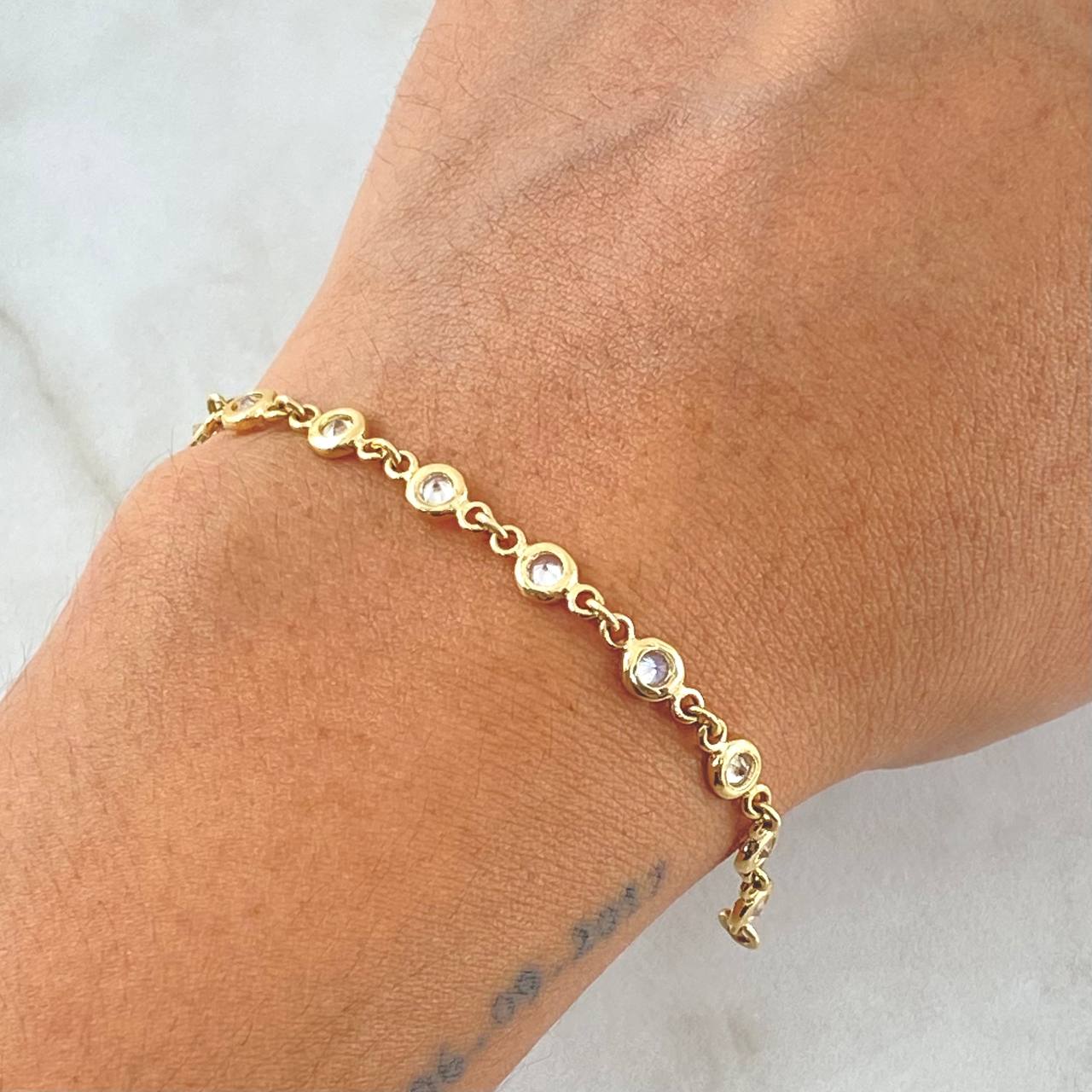 Pulso Roll-On Burbujas 5.95gr / 18cm / 4.6mm Circones Blancos Oro Amarillo 18K Pulso Roll-On Burbujas 5.95gr / 18cm / 4.6mm Circones Blancos Oro Amarillo 18K