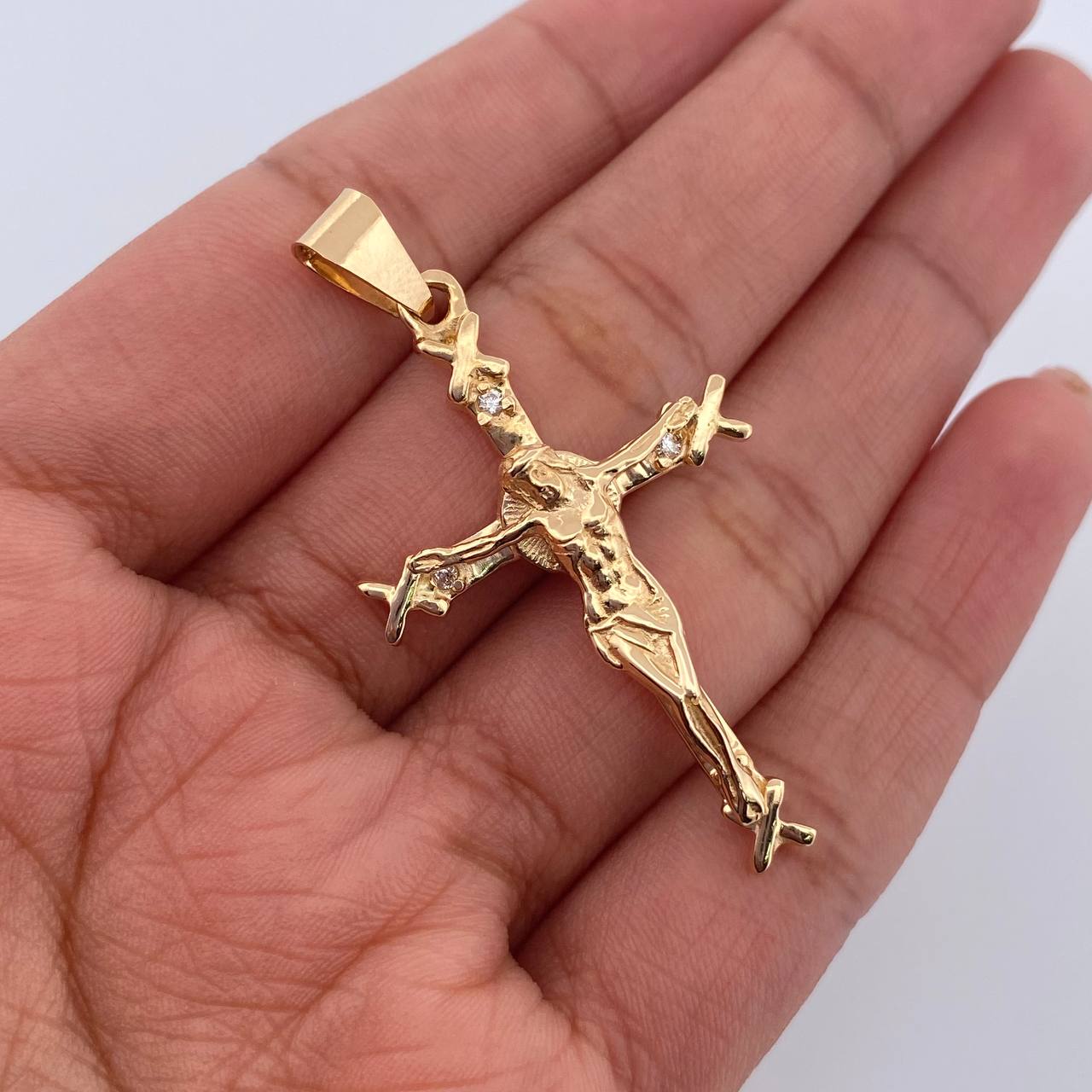 Dije Cruz Cristo X 5.3gr / 4.5cm / Circones Blancos Oro Amarillo 18K $ Dije Cruz Cristo X 5.3gr / 4.5cm / Circones Blancos Oro Amarillo 18K $