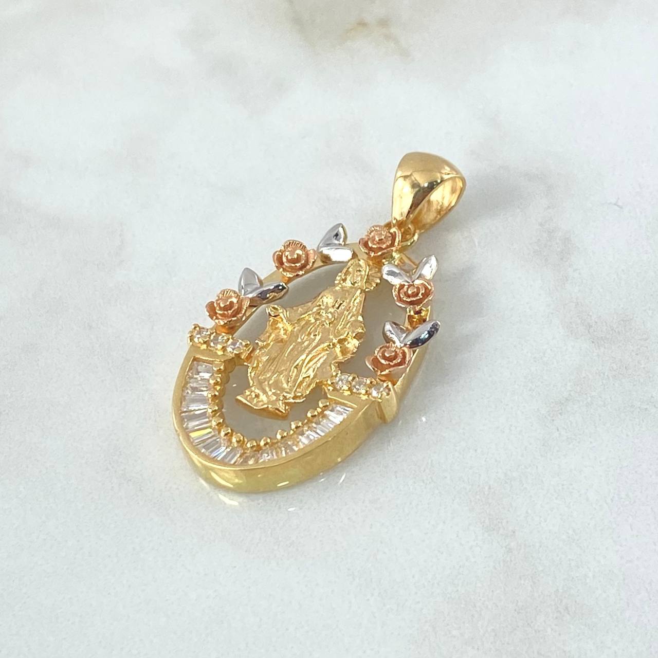 Dije Virgen Milagrosa 9.5gr / 4.4cm / Circones Blancos Tres Oros 18K Dije Virgen Milagrosa 9.5gr / 4.4cm / Circones Blancos Tres Oros 18K
