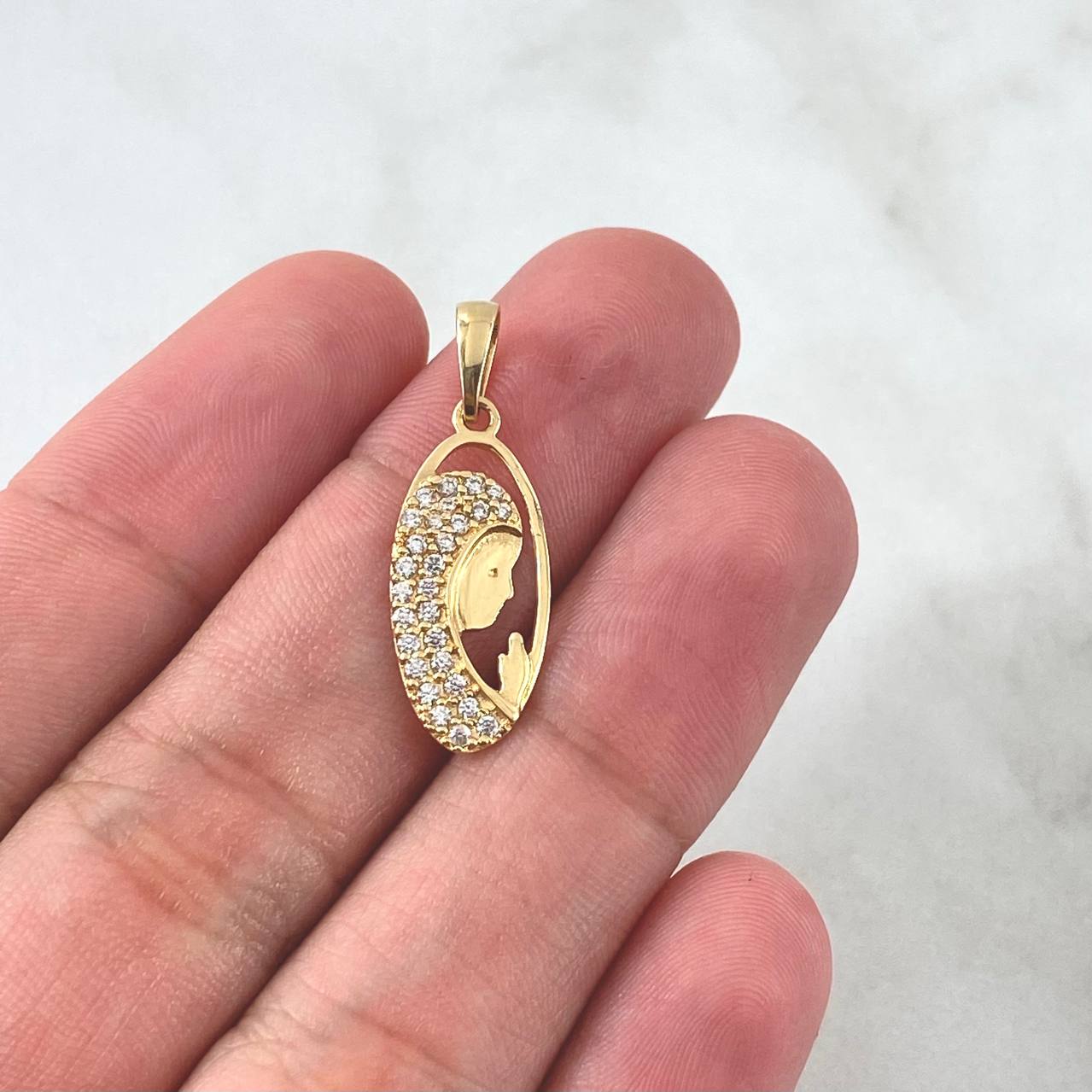 Dije Virgen Maria 1.35gr / 2.7cm / Circones Blancos Oro Amarillo 18K Dije Virgen Maria 1.35gr / 2.7cm / Circones Blancos Oro Amarillo 18K