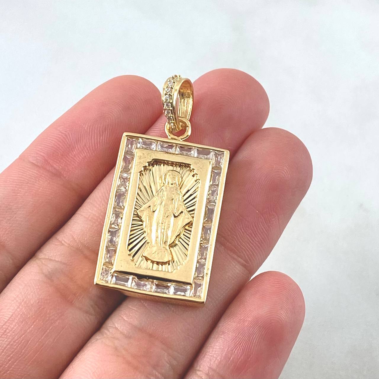 Dije Virgen Milagrosa Marco 9.55gr / 3.9cm / Circones blancos Oro Amarillo 18K © Dije Virgen Milagrosa Marco 9.55gr / 3.9cm / Circones blancos Oro Amarillo 18K ©