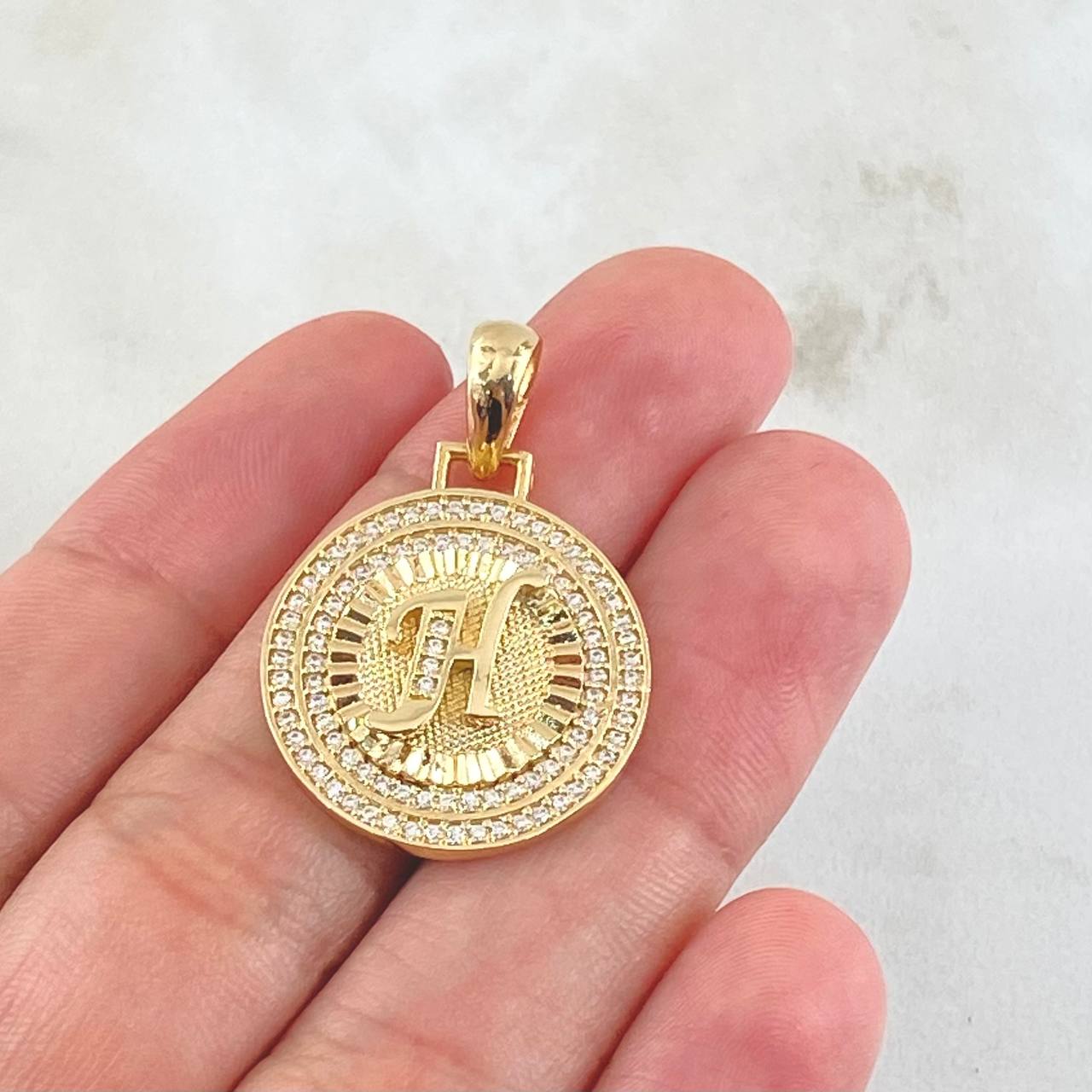 Dije Medalla Letra H 4.95gr / 3cm / Oro Amarillo 18K © Dije Medalla Letra H 4.95gr / 3cm / Oro Amarillo 18K ©