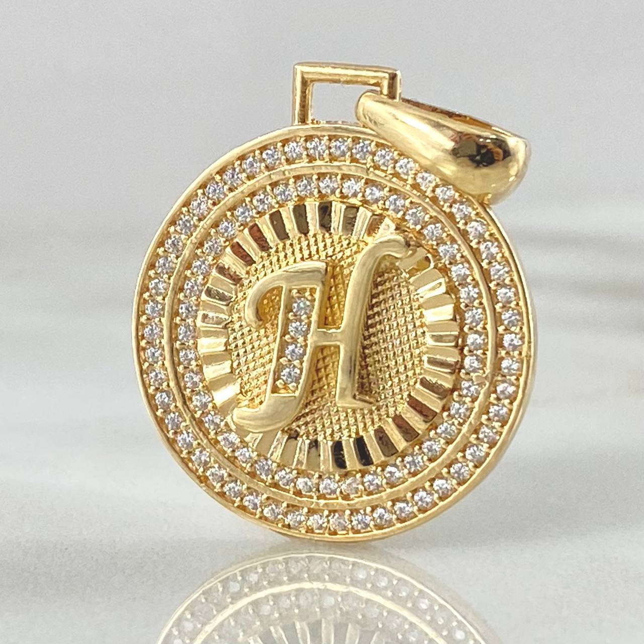 Dije Medalla Letra H 4.95gr / 3cm / Oro Amarillo 18K © Dije Medalla Letra H 4.95gr / 3cm / Oro Amarillo 18K ©
