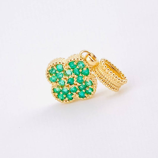 Dije Trebol Texturizado Esmeraldas 33pts 1.95gr / 2cm / Oro Amarillo 18K ©