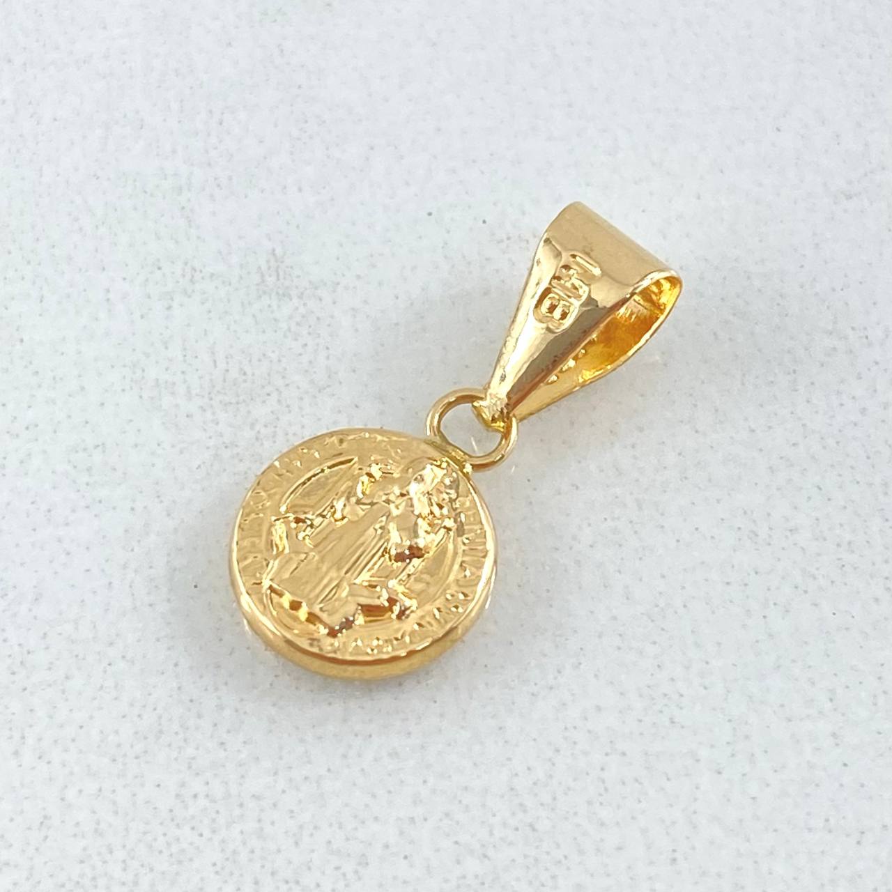 Dije San Benito 0.45gr / 1.7cm / Oro Amarillo 18K © Dije San Benito 0.45gr / 1.7cm / Oro Amarillo 18K ©