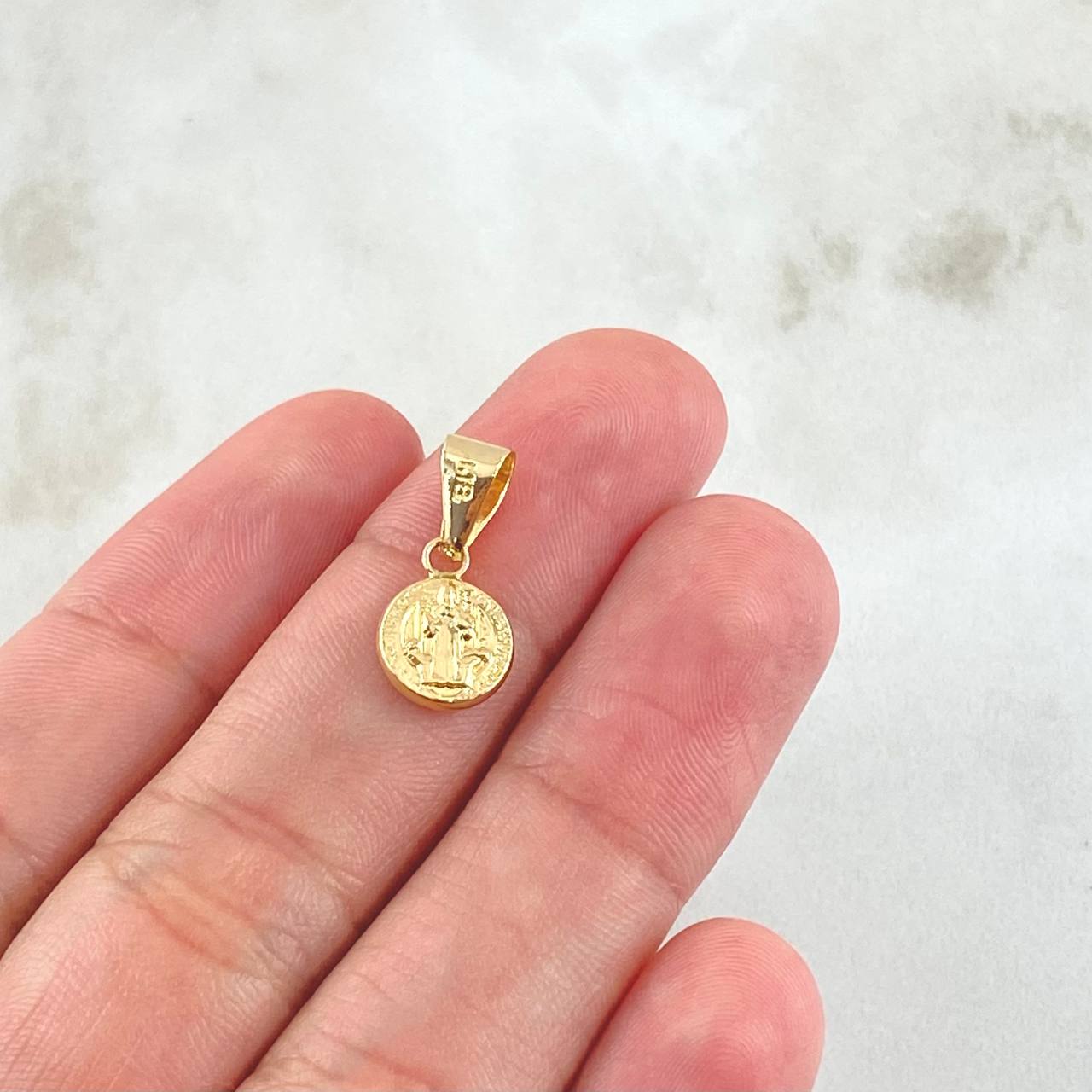 Dije San Benito 0.45gr / 1.7cm / Oro Amarillo 18K * Dije San Benito 0.45gr / 1.7cm / Oro Amarillo 18K *