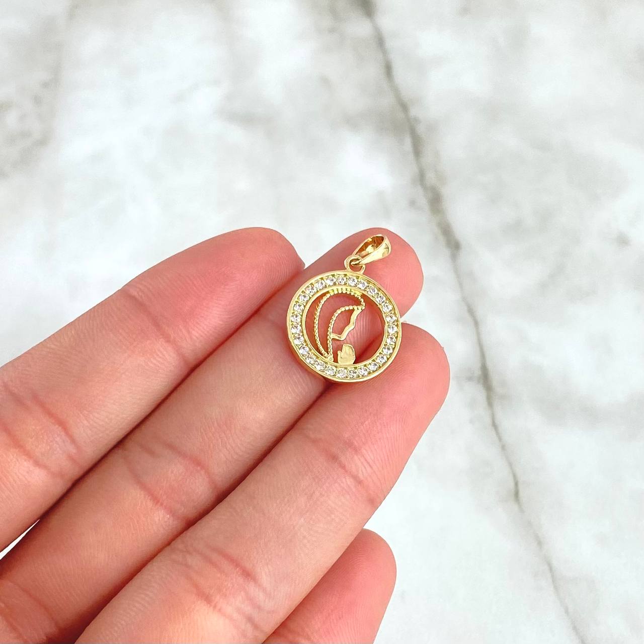 Dije Virgen Maria Medalla 1.65gr / 2.2cm / Circones Blancos Oro Amarillo 18K Dije Virgen Maria Medalla 1.65gr / 2.2cm / Circones Blancos Oro Amarillo 18K