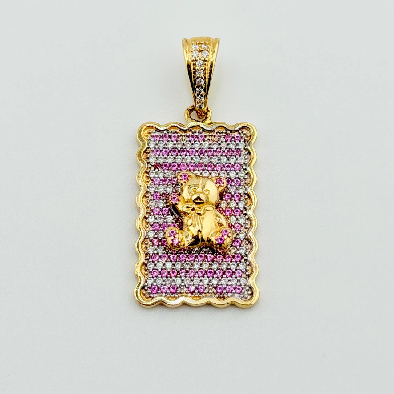 Dije Placa Oso Ondeada 5.9gr / 3.8cm / Oro Amarillo 18K © Dije Placa Oso Ondeada 5.9gr / 3.8cm / Oro Amarillo 18K ©