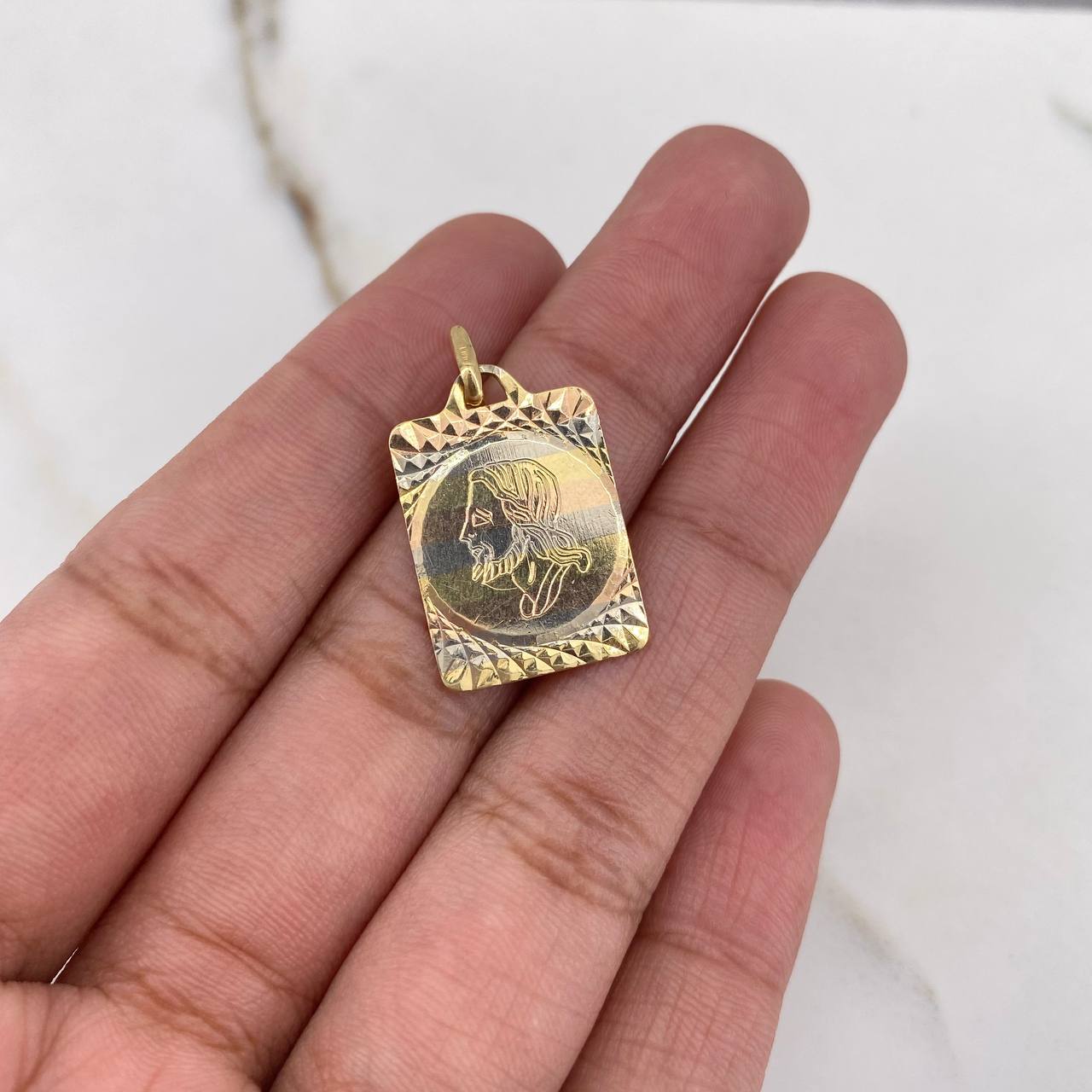 Dije Placa Cristo 2.25gr / 2.6cm / Liso Tres Oros $ Dije Placa Cristo 2.25gr / 2.6cm / Liso Tres Oros $