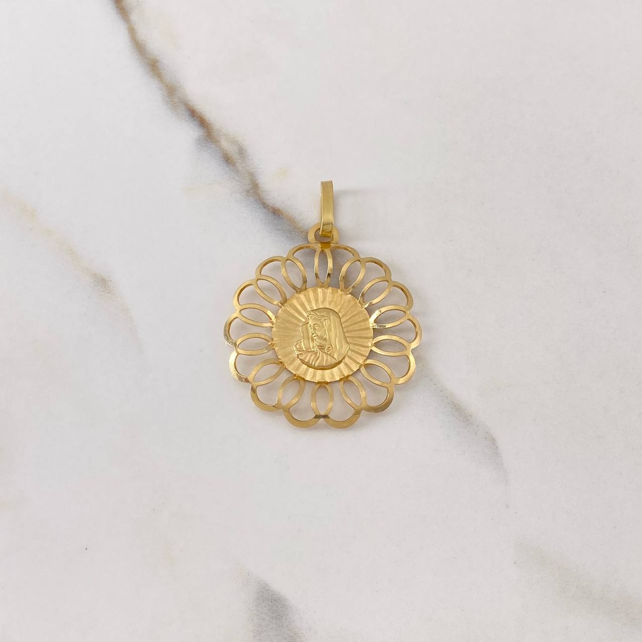 Dije Flor Virgen Maria 4.15gr / 4cm / Centro Diamantado Oro Amarillo $ Dije Flor Virgen Maria 4.15gr / 4cm / Centro Diamantado Oro Amarillo $