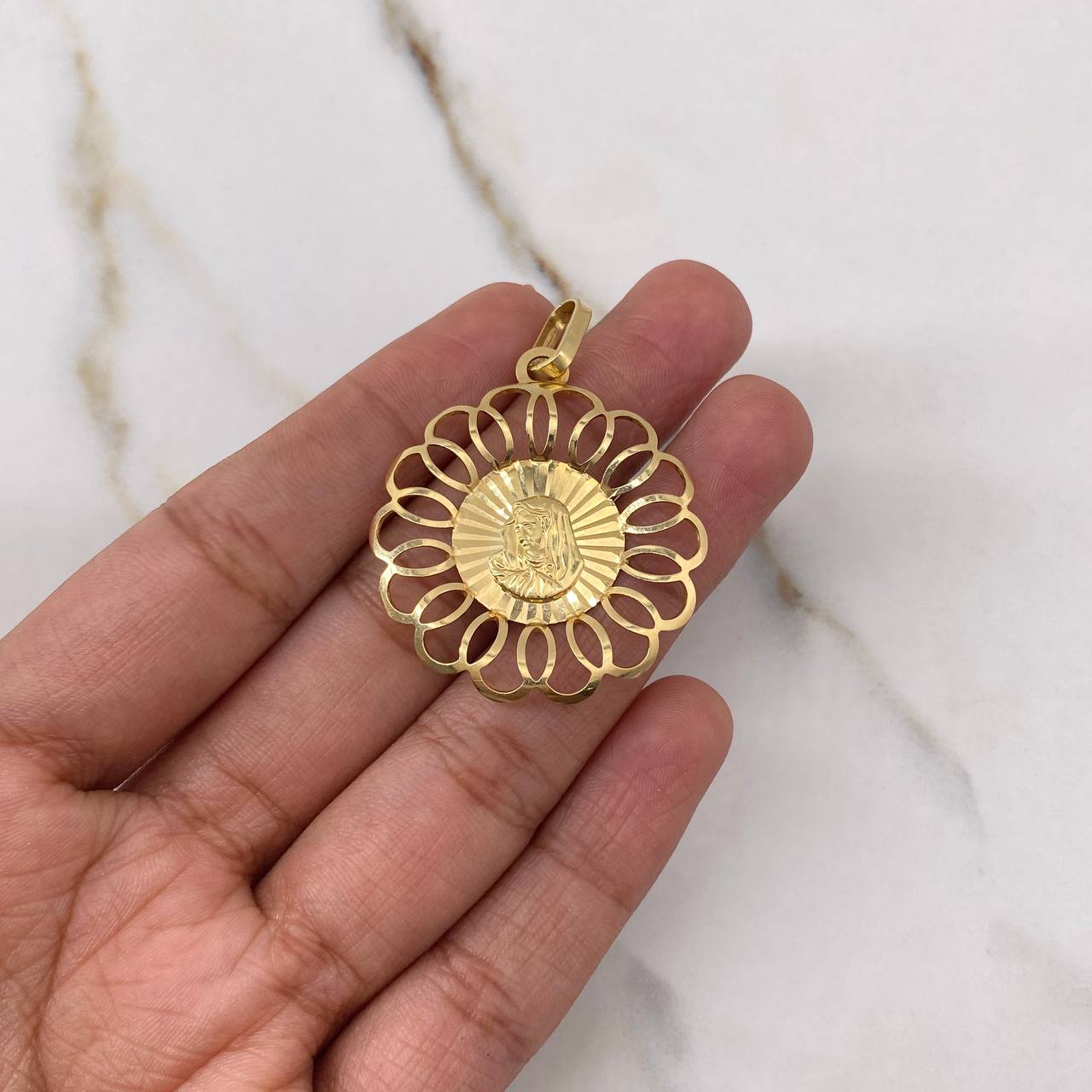Dije Flor Virgen Maria 4.15gr / 4cm / Centro Diamantado Oro Amarillo $ Dije Flor Virgen Maria 4.15gr / 4cm / Centro Diamantado Oro Amarillo $
