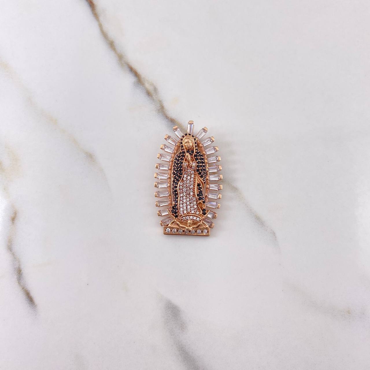 Dije Virgen De Guadalupe 10.95gr / 3.5cm / Circones Blancos Negros Oro Rosa $ Dije Virgen De Guadalupe 10.95gr / 3.5cm / Circones Blancos Negros Oro Rosa $