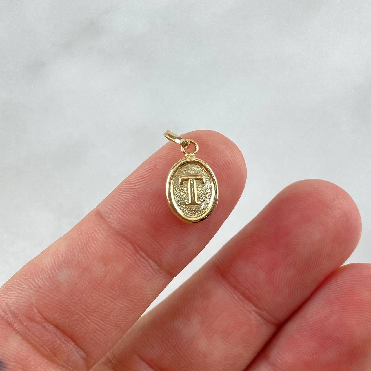 Dije Letra T Ovalada 0.4gr / 1.8cm / Troquelada Oro Amarillo Dije Letra T Ovalada 0.4gr / 1.8cm / Troquelada Oro Amarillo