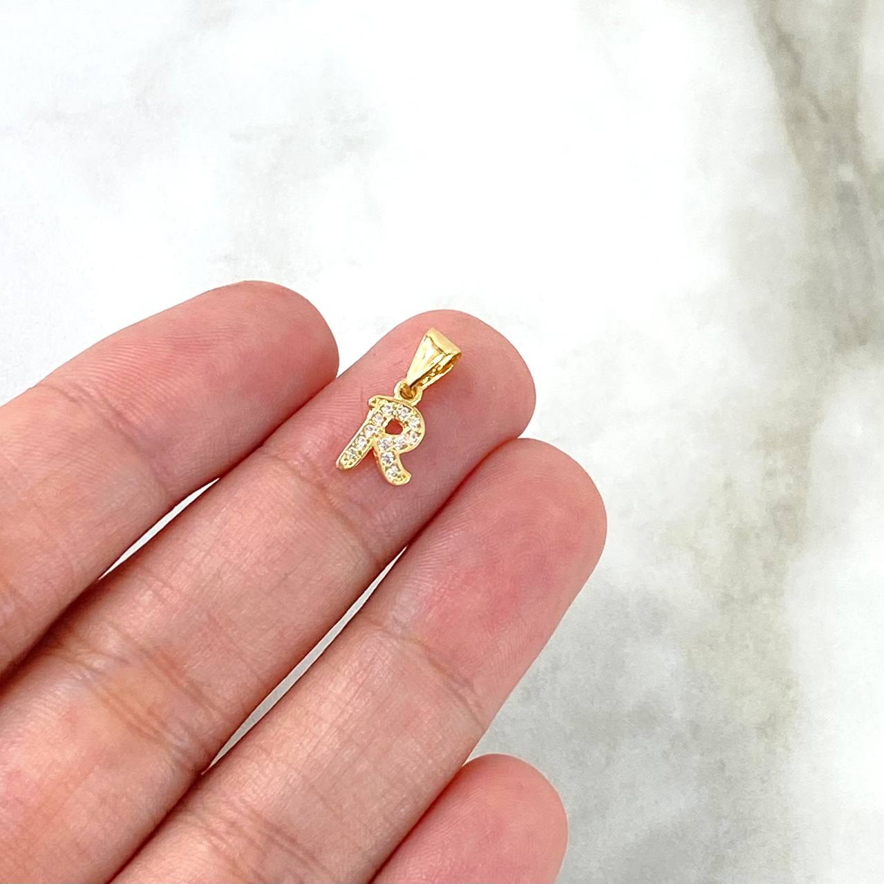Dije Letra R Silueta 0.65gr / 1.5cm / Circones Blancos Oro Amarillo 18K Dije Letra R Silueta 0.65gr / 1.5cm / Circones Blancos Oro Amarillo 18K