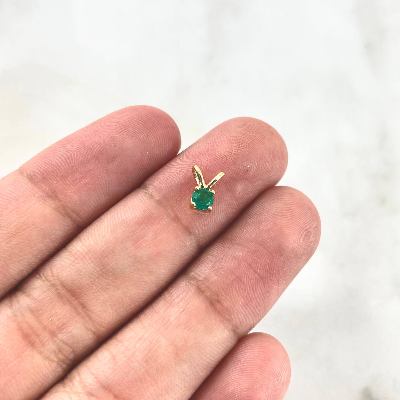 Dije Piedra Regalo 0.45gr / 0.6cm / Esmeraldas 35pts Oro Amarillo (Joya) Dije Piedra Regalo 0.45gr / 0.6cm / Esmeraldas 35pts Oro Amarillo (Joya)