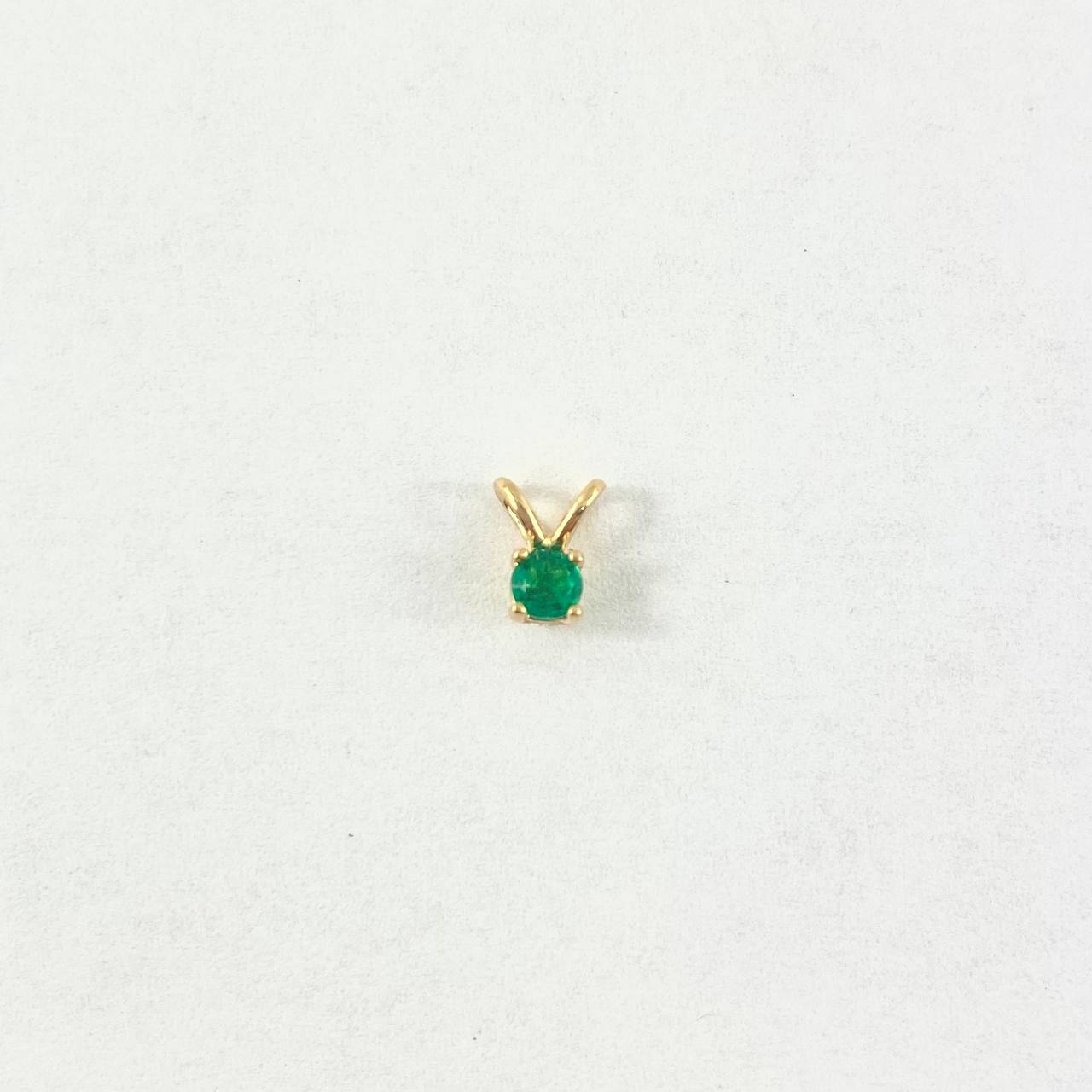 Dije Piedra Regalo 0.45gr / 0.6cm / Esmeraldas 35pts Oro Amarillo (Joya) Dije Piedra Regalo 0.45gr / 0.6cm / Esmeraldas 35pts Oro Amarillo (Joya)