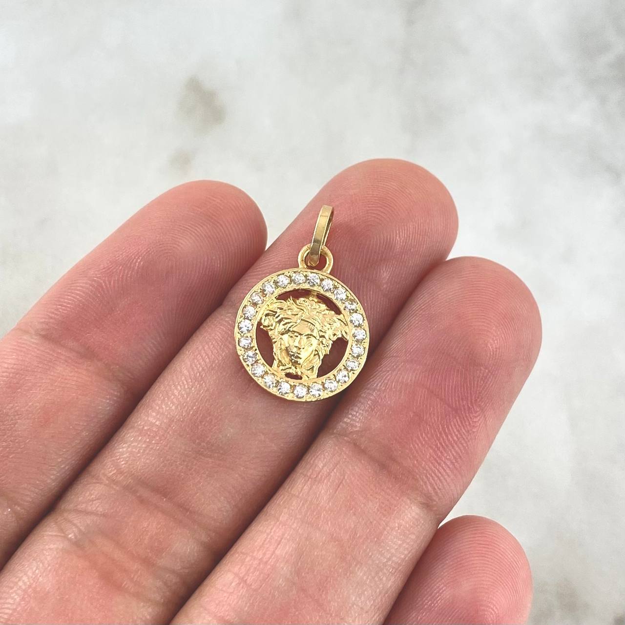 Dije Medalla Medusa 1.45gr / 2cm / Circones Blancos Oro Amarillo Dije Medalla Medusa 1.45gr / 2cm / Circones Blancos Oro Amarillo