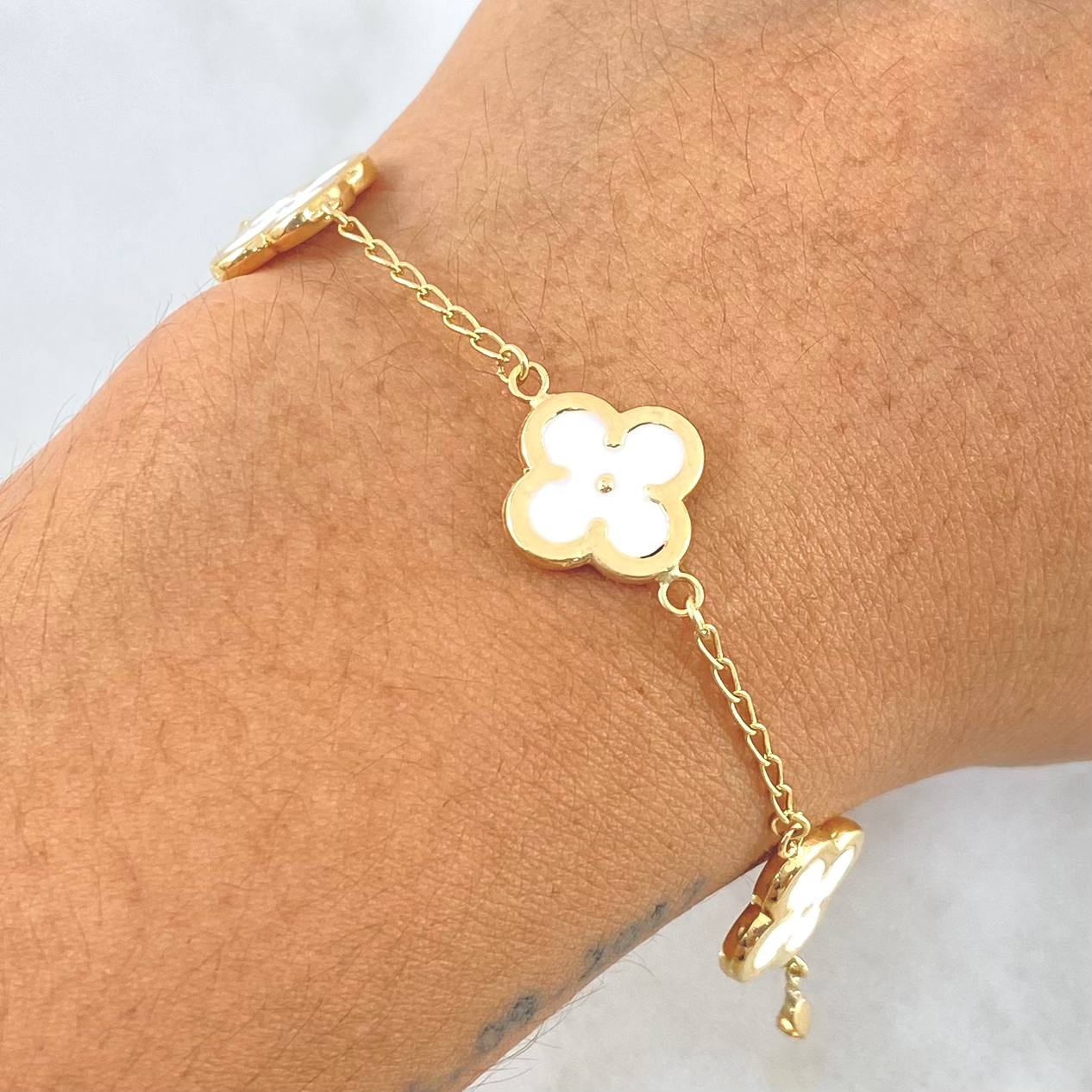 Pulso Aro Seguido Trébol VCyA 5gr / 19cm / 13mm Blanco Electrostático Liso Oro Amarillo 18K Pulso Aro Seguido Trébol VCyA 5gr / 19cm / 13mm Blanco Electrostático Liso Oro Amarillo 18K