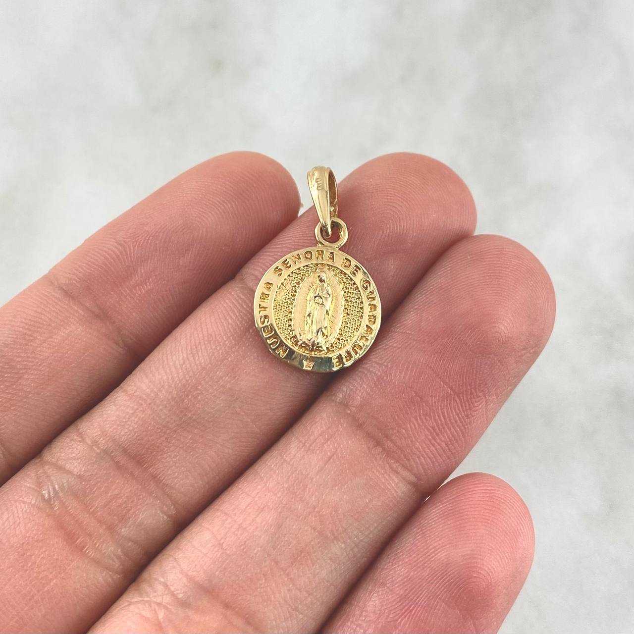 Dije Medalla Virgen Guadalupe 1.55gr / 2cm / Texturizado Oro Amarillo 18K Dije Medalla Virgen Guadalupe 1.55gr / 2cm / Texturizado Oro Amarillo 18K