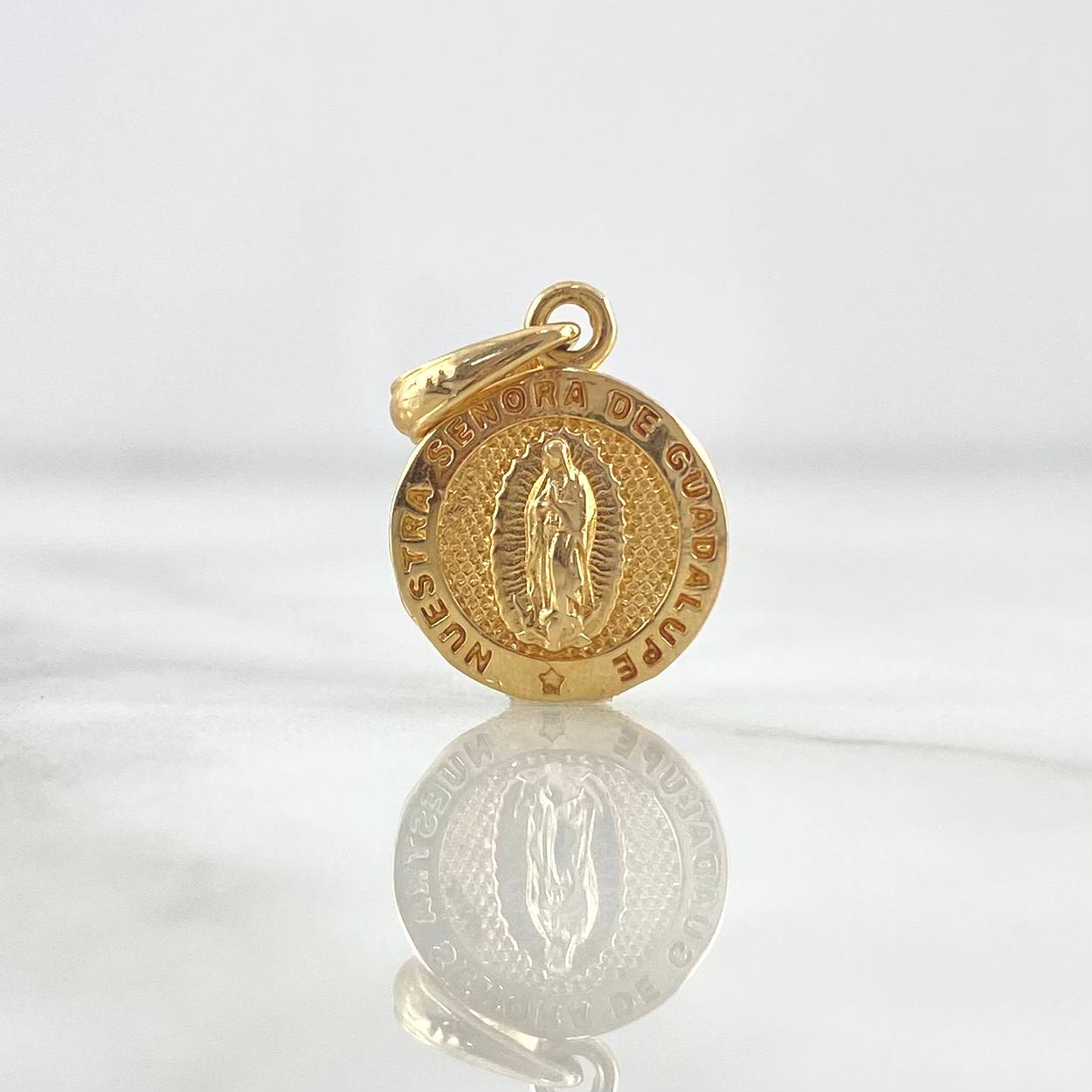 Dije Medalla Virgen Guadalupe 1.55gr / 2cm / Texturizado Oro Amarillo 18K Dije Medalla Virgen Guadalupe 1.55gr / 2cm / Texturizado Oro Amarillo 18K