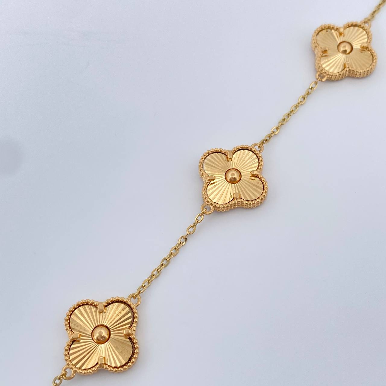 Pulso Trebol Aro Seguido 6.45gr / 17.4cm-19cm / 1.45mm Oro Amarillo 18K % Pulso Trebol Aro Seguido 6.45gr / 17.4cm-19cm / 1.45mm Oro Amarillo 18K %