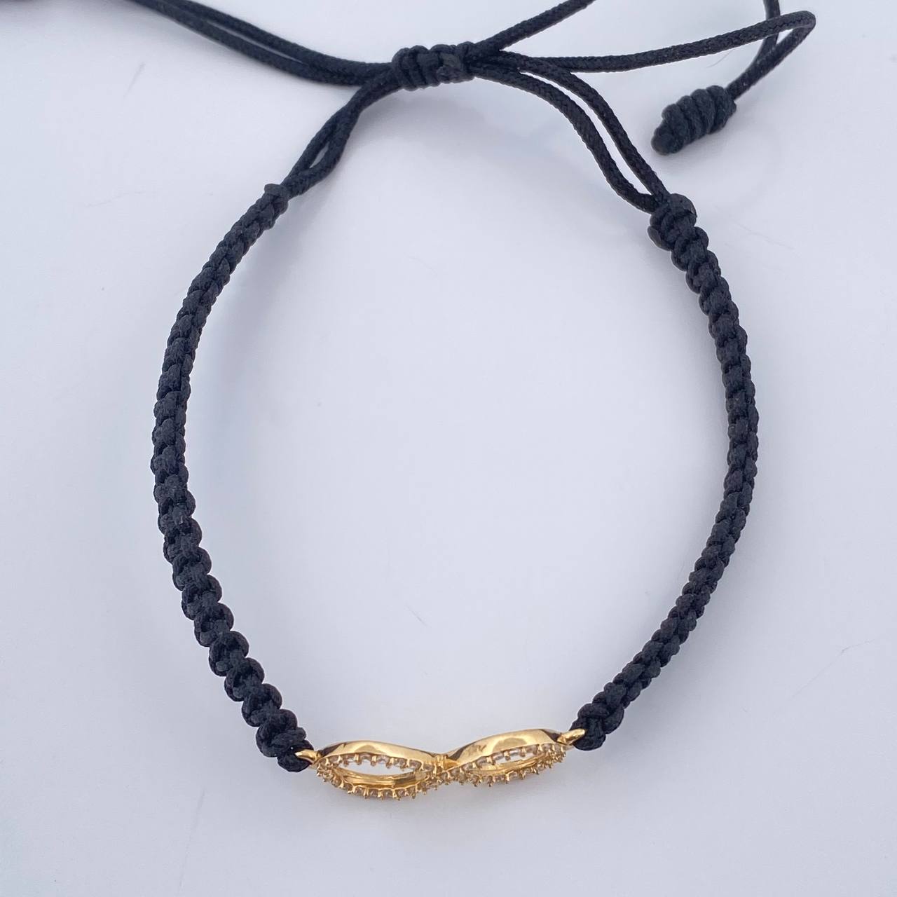 Pulsera Tejida Negra Infinito 0.85gr / Oro Amarillo 18K % Pulsera Tejida Negra Infinito 0.85gr / Oro Amarillo 18K %