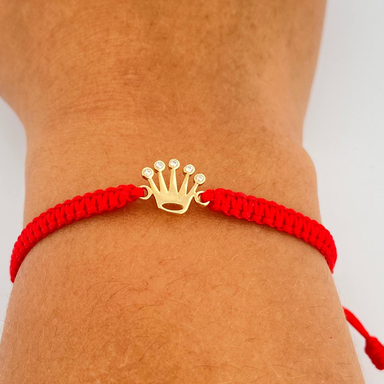 Pulsera Tejida Roja Corona 0.7gr / Oro Amarillo 18K % Pulsera Tejida Roja Corona 0.7gr / Oro Amarillo 18K %