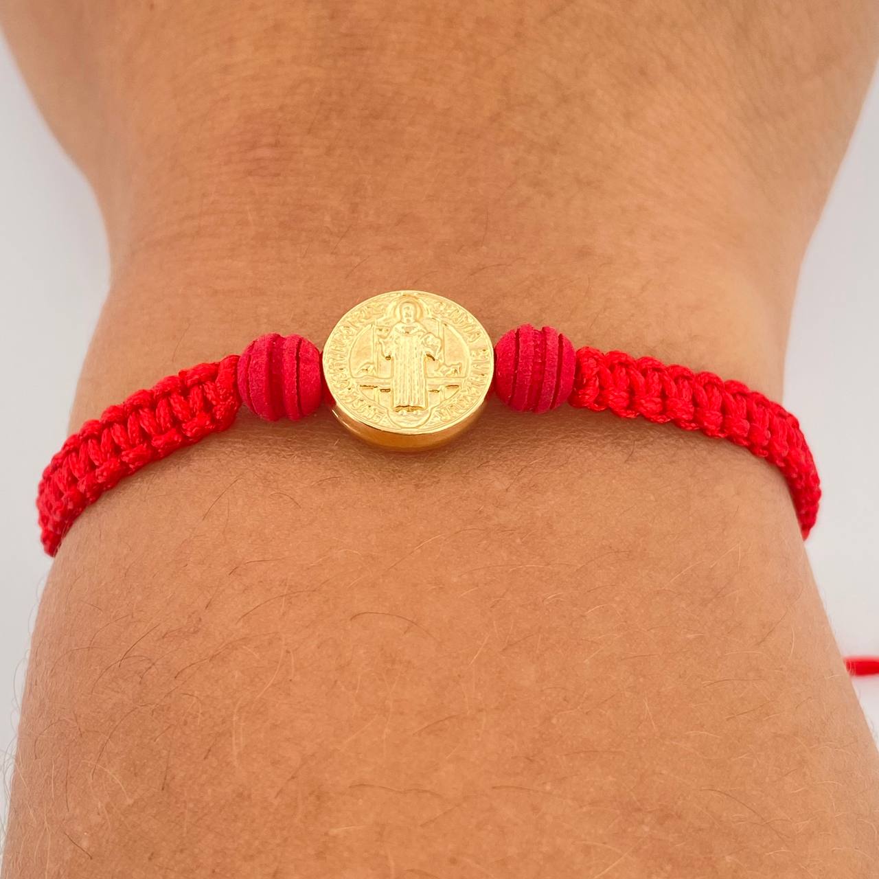 Pulsera Tejida Roja San Benito 0.75gr / Oro Amarillo 18K % Pulsera Tejida Roja San Benito 0.75gr / Oro Amarillo 18K %