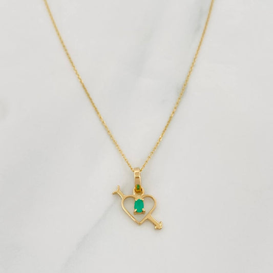 Set Cadena Aro Seguido + Dije Corazon Flechado Esmeralda 0.5pts / 1.35g / 50cm Oro Amarillo 18K