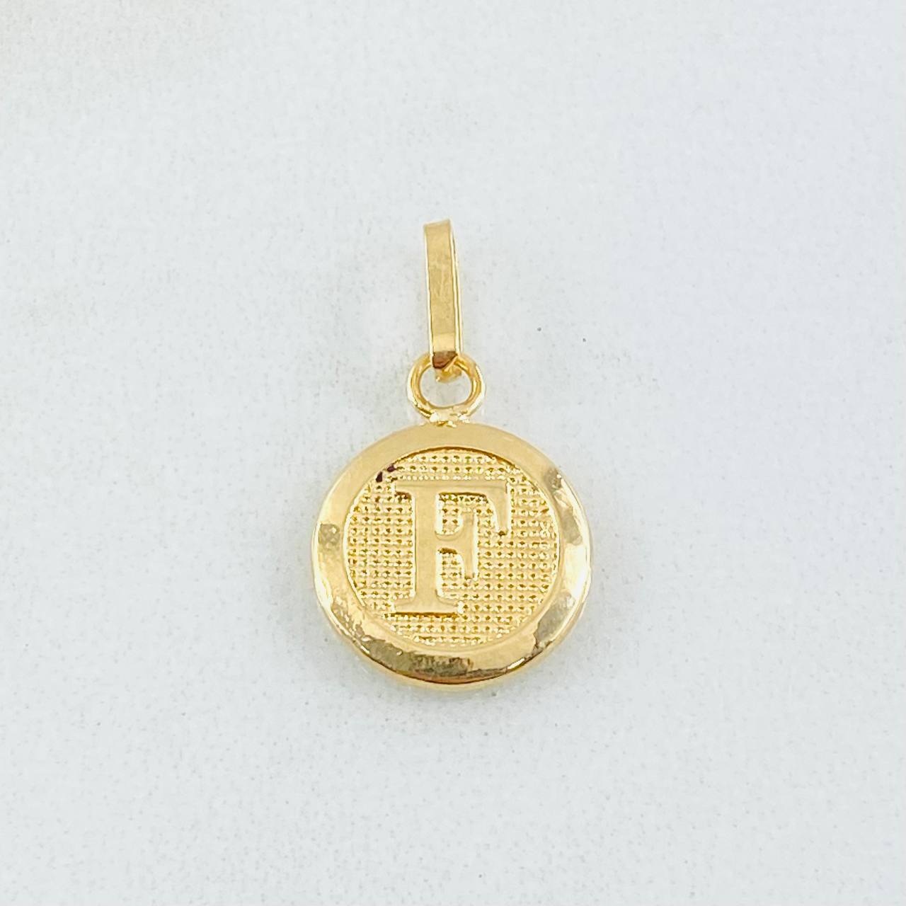 Dije Letra F 0.65gr / 2cm / Oro Amarillo 18K © Dije Letra F 0.65gr / 2cm / Oro Amarillo 18K ©